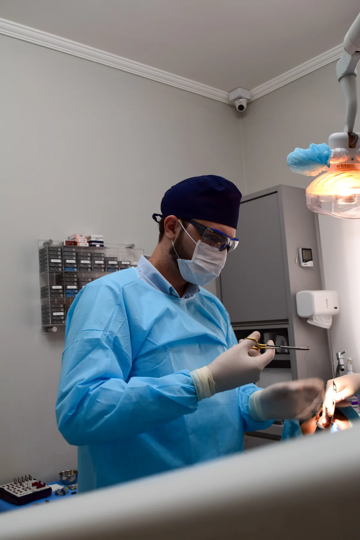 Dr. Thiago Vinha no consultório de implantodontia e periodontia em São José do Rio Preto
